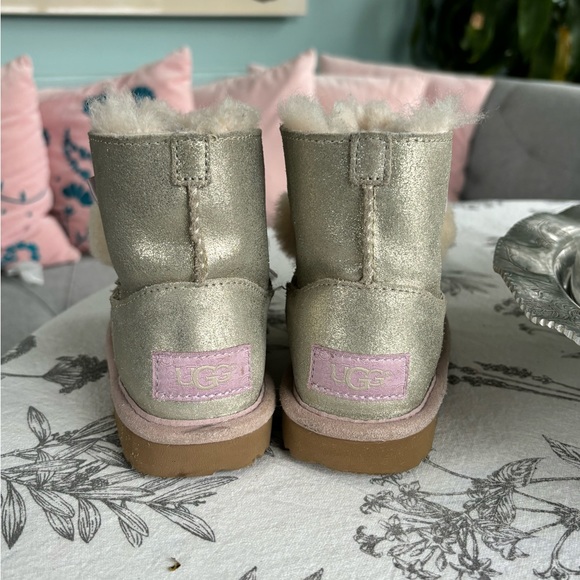 Uggs Sz 8 - Picture 2 of 4